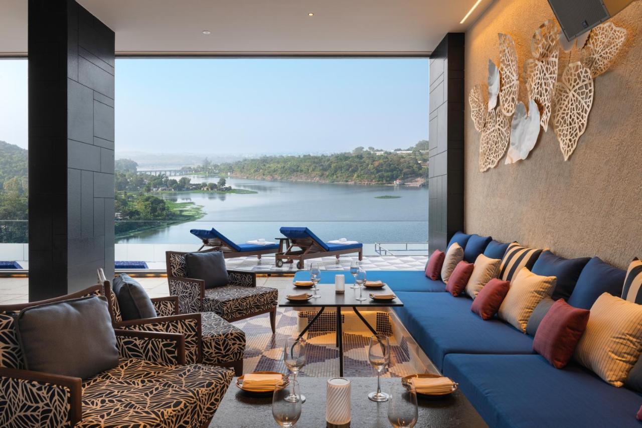 Taj Lakefront 5*